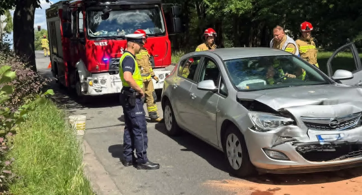 Kronika kryminalna, Kolizja Mikołowskiej wjechał Volkswagena - zdjęcie, fotografia