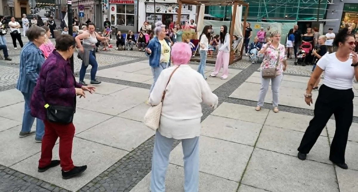 Rozrywka, Muzyczny Rynek Mysłowicach mieszkańcy bawili potańcówce karaoke - zdjęcie, fotografia