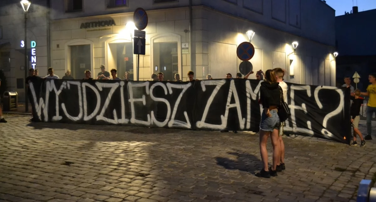 NEWS, Spektakularne zaręczyny Rynku Mysłowicach Flary wielki transparent podczas koncertu - zdjęcie, fotografia