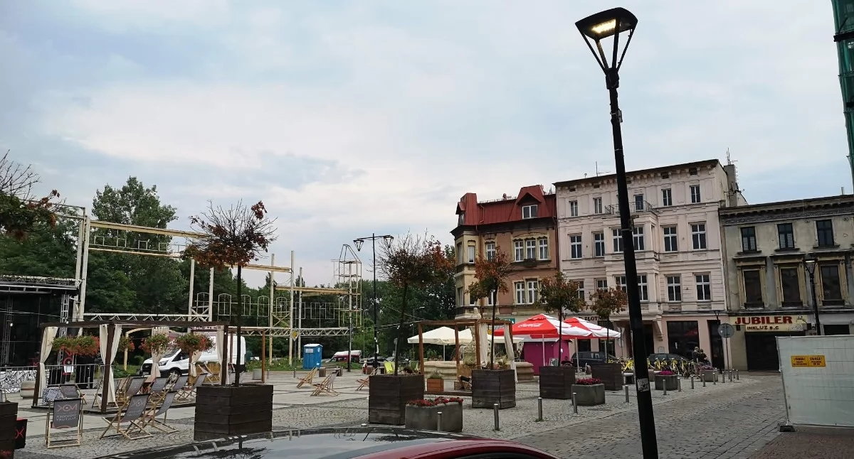 NEWS, Rynku Mysłowicach kilku przerwy świecą latarnie - zdjęcie, fotografia