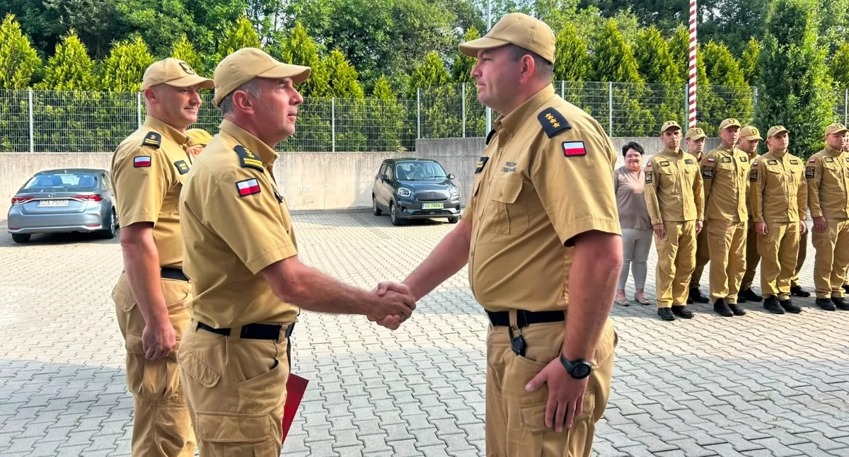  Gratulacje za uratowanie życia złożył st. kpt. Jakubowi Skalmierskiemu st. bryg. Rafał Pietrzyk. Fot. KM PSP Mysłowice