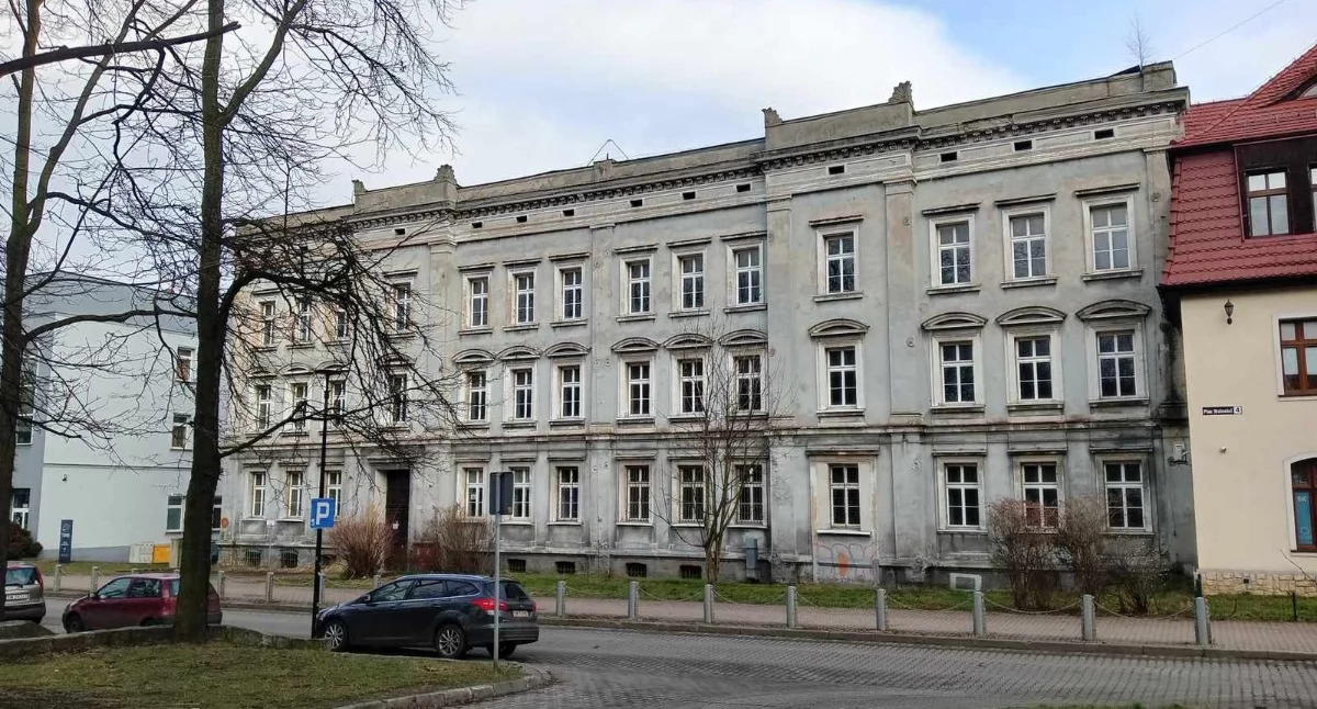 Budynek dawnej szkoły specjalnej na Placu Wolności 