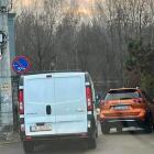 Zablokowany wjazd na posesję przez samochód osobowy