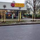 Rozjeżdżony zieleniec zamiast parkingu