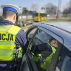 Policjanci apelują: trzymaj łapki na kierownicy