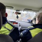 Policjanci pilnują bezpieczeństwa pieszych