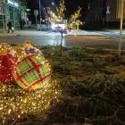 Rozświetlone rondo. Są renifery, bombki i drzewka