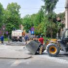 Rozlany beton na jezdni i torowisku tramwajowym