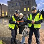 Policjanci rozdają pieszym odblaskowe elementy. Fot. KMP Mysłowice