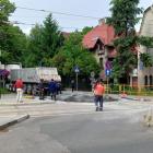 Rozlany beton na jezdni i torowisku tramwajowym
