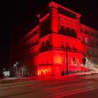 Urząd miasta rozświetlony na czerwono. Fot. UM Mysłowice