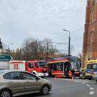 Interwencja służb w Mysłowicach po zderzeniu samochodu osobowego z tramwajem