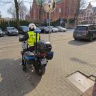 Motocykliści w mundurach ruszyli w teren i patrolują ulice