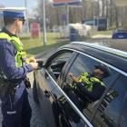 Policjanci apelują: trzymaj łapki na kierownicy
