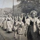 Korowód dożynkowy z Morgów wędrujący do kościoła w Brzezince. Rok 1947