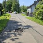 Nie mogą się doprosić o załatanie dziury w jezdni