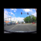 Niebezpieczny manewr kierowcy autobusu na skrzyżowaniu 