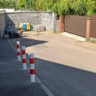 Słupki na chodniku przed posesją 