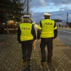 Policjanci rozdają pieszym odblaskowe elementy. Fot. KMP Mysłowice
