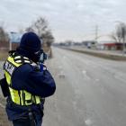 Policjanci pilnują bezpieczeństwa pieszych