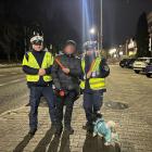 Policjanci rozdają pieszym odblaskowe elementy. Fot. KMP Mysłowice