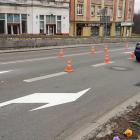 Malują oznakowanie poziome na Krakowskiej i Powstańców