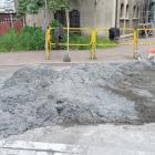 Rozlany beton na jezdni i torowisku tramwajowym
