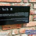 Zdewastowana tablica upamiętniającą ofiary obozów na Promenadzie