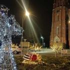 Rozświetlone rondo. Są renifery, bombki i drzewka