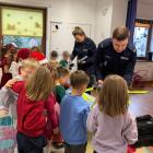 Policjanci edukują przedszkolaków