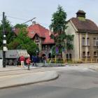 Rozlany beton na jezdni i torowisku tramwajowym