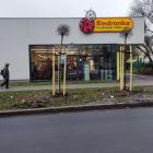 Rozjeżdżony zieleniec zamiast parkingu