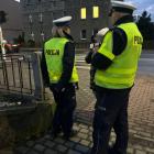 Policjanci rozdają pieszym odblaskowe elementy. Fot. KMP Mysłowice