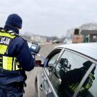 Policjanci pilnują bezpieczeństwa pieszych
