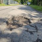 Nie mogą się doprosić o załatanie dziury w jezdni