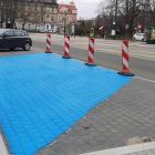 Malują oznakowanie poziome na Krakowskiej i Powstańców