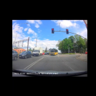 Niebezpieczny manewr kierowcy autobusu na skrzyżowaniu 
