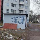 Pseudografficiarze niszczą budynki