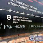 Zdewastowana tablica upamiętniającą ofiary obozów na Promenadzie