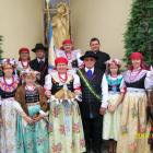 Grupa kobiet w malowanych fortuchach
