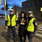 Policjanci rozdają pieszym odblaskowe elementy. Fot. KMP Mysłowice
