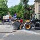 Rozlany beton na jezdni i torowisku tramwajowym