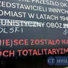 Zdewastowana tablica upamiętniającą ofiary obozów na Promenadzie