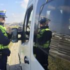 Policjanci apelują: trzymaj łapki na kierownicy