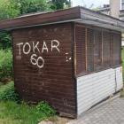 Śmietnik i wychodek za starym kioskiem