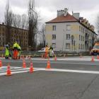 Malują oznakowanie poziome na Krakowskiej i Powstańców