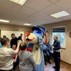 Policjanci i Sznupek z wizytą w WTZ Radość. Fot. KMP Mysłowice