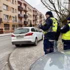 Policjanci pilnują bezpieczeństwa pieszych