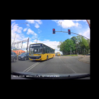 Niebezpieczny manewr kierowcy autobusu na skrzyżowaniu 