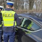 Policjanci apelują: trzymaj łapki na kierownicy